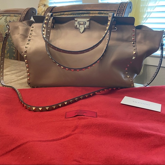 Valentino Garavani Rockstud medium tote 👜 - Picture 1 of 9